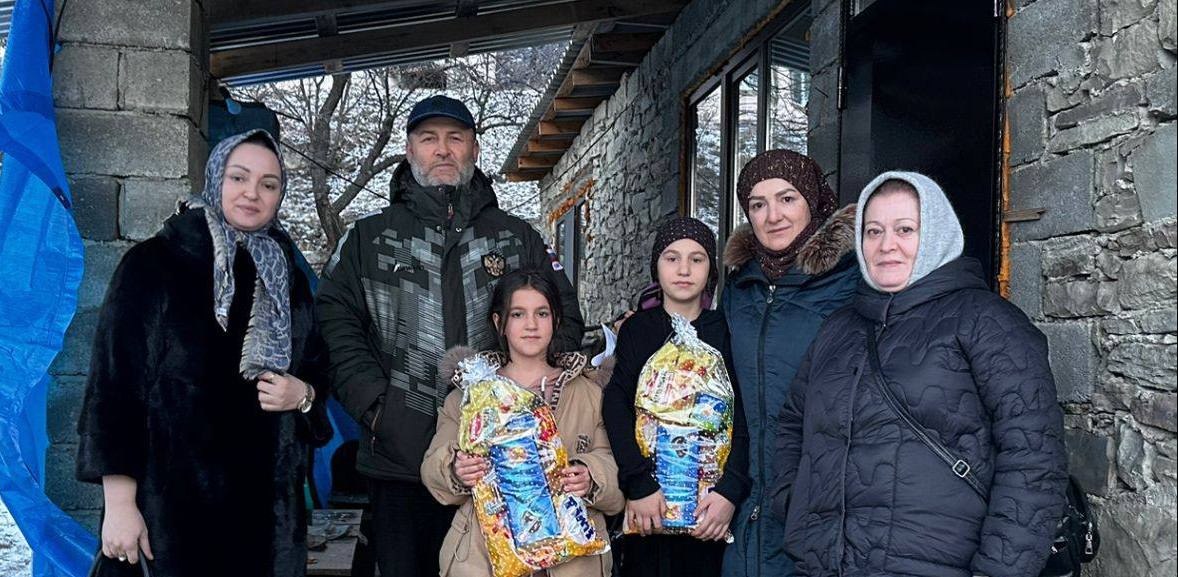 В преддверии Нового года Комплексный центр соцобслуживания в Гунибском районе поздравил 40 своих подопечных из семей военнослужащих